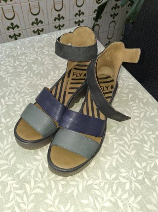 Sandalias Fly London mujer azul y gris