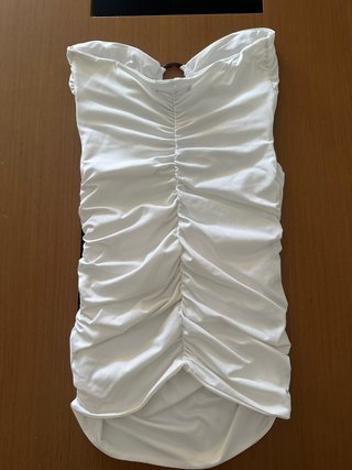 Vestido blanco sin tiras con anillas