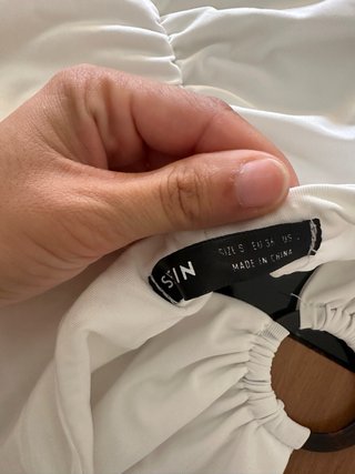 Vestido blanco sin tiras con anillas