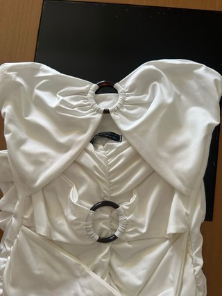 Vestido blanco sin tiras con anillas