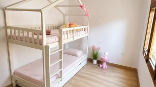 Litera de madera blanca