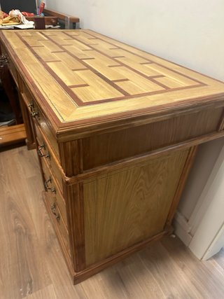 Escritorio antiguo de roble macizo con marquetería