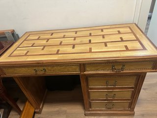Escritorio antiguo de roble macizo con marquetería