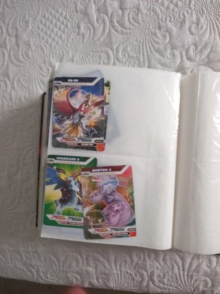 Colección Cartas Pokémon Tyranitar V y Pikachu