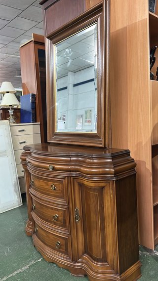 Mueble de madera con espejo