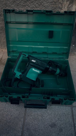 Martillo Eléctrico Makita AVT + Maletín