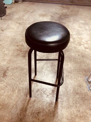 Taburete alto negro tipo bar