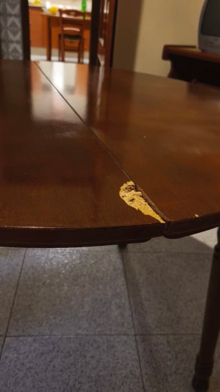 Mesa redonda de madera con mantel tejido