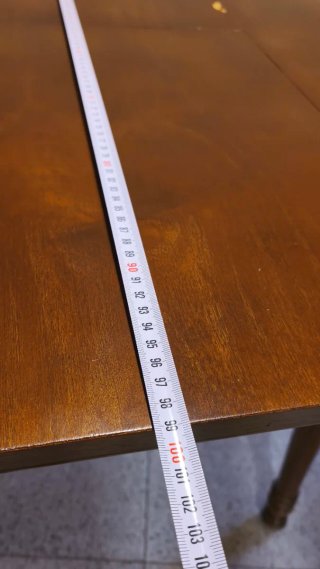 Mesa redonda de madera con mantel tejido