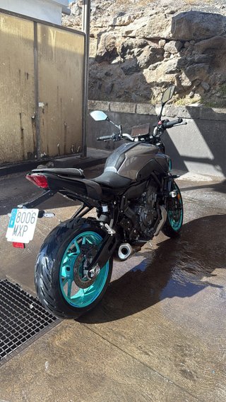 Yamaha MT-07 2025 Negra y Azul