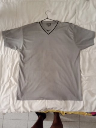 Camiseta gris manga corta cuello pico