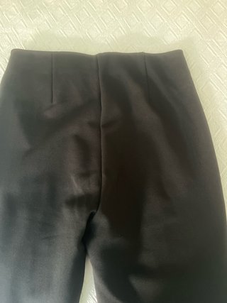 Pantalones negros con abertura