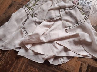 Vestido blanco y rosa bordado