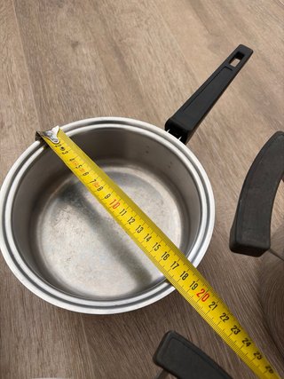 Batería de Cocina Metálica con Mangos Negros