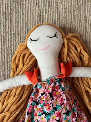 Muñeca de trapo con vestido floral