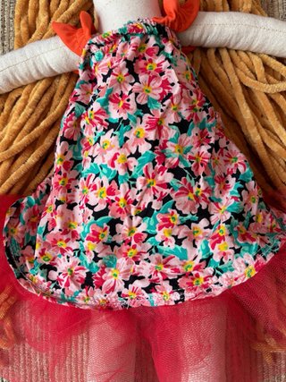Muñeca de trapo con vestido floral