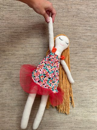 Muñeca de trapo con vestido floral