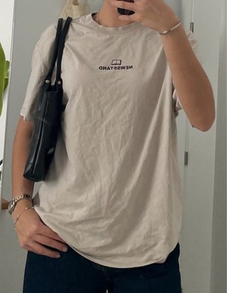 Camiseta beige con logo overside estampado trasero