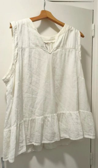 Blusa blanca sin mangas con volantes