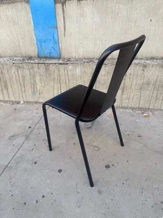 Sillas metálicas negras