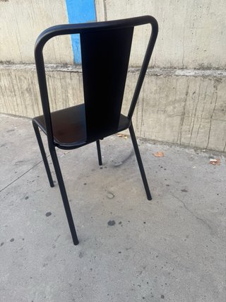 Sillas metálicas negras