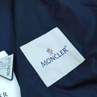 Chaqueta Moncler con capucha azul marino