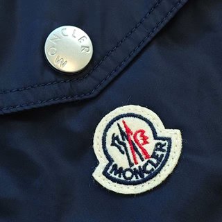 Chaqueta Moncler con capucha azul marino