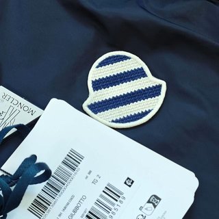Chaqueta Moncler con capucha azul marino