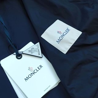 Chaqueta Moncler con capucha azul marino