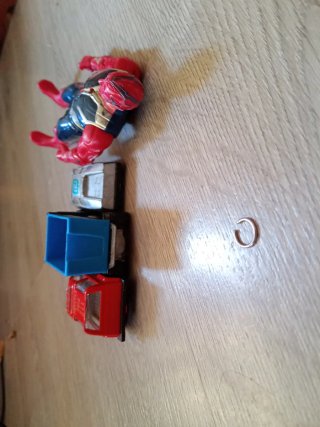 Figuras de acción y coches de juguete