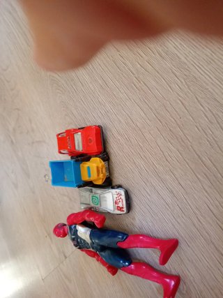 Figuras de acción y coches de juguete