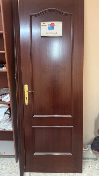 Puerta de madera oscura