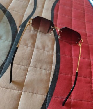 Gafas de sol doradas y marrones