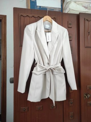 blazer americana cinturón stradivarius elegante