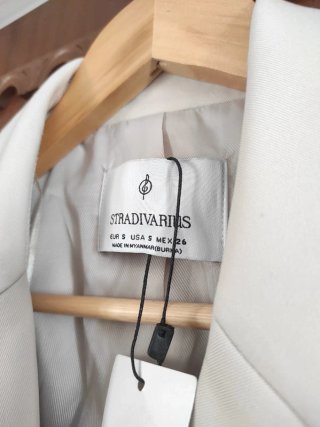 blazer americana cinturón stradivarius elegante