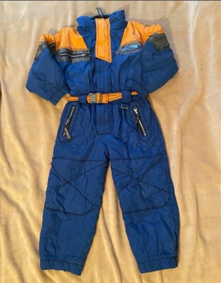 Mono de esquí azul y naranja
