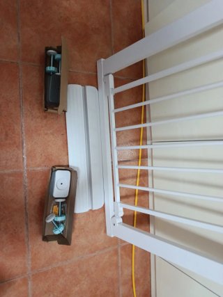 Barrera de seguridad infantil blanca.