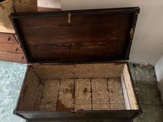 Baúl antiguo de madera para restaurar