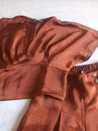 Conjunto satinado color teja Talla Única