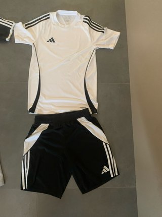 Conjunto Adidas Camiseta y Pantalón Corto