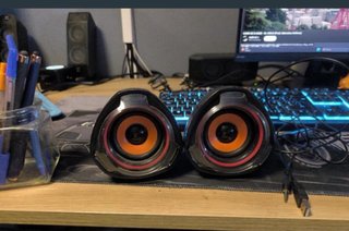 Altavoces negros y naranjas
