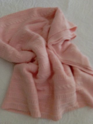 Sábana cuna Zara Home y mantón rosa