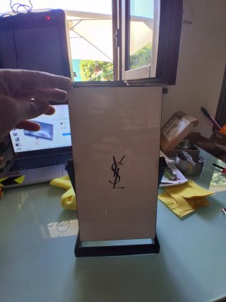 Specchio da tavolo YSL nero con base in metallo