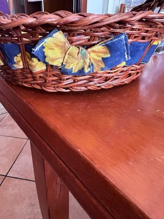 Cestino intrecciato con fantasia fiori