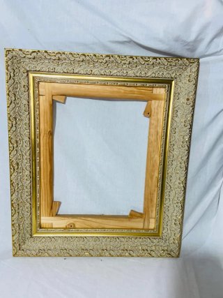Marco antiguo beige y dorado