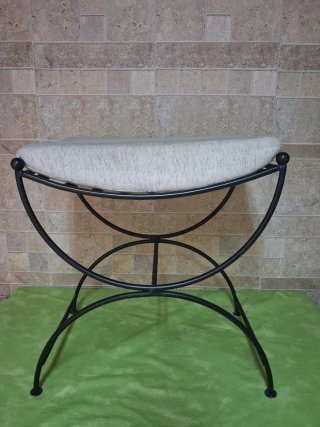 Banco de hierro y asiento tapizado