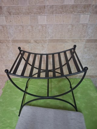 Banco de hierro y asiento tapizado