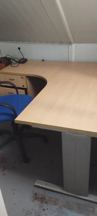 Mesa y silla de oficina