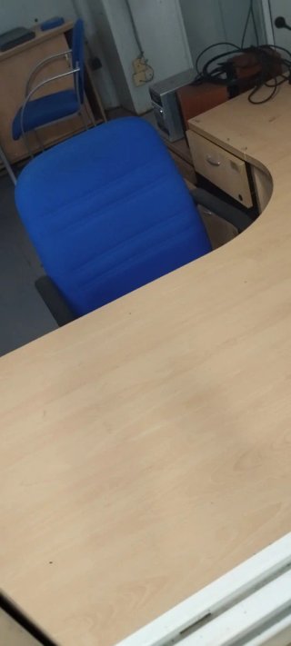 Mesa y silla de oficina