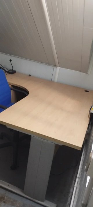 Mesa y silla de oficina
